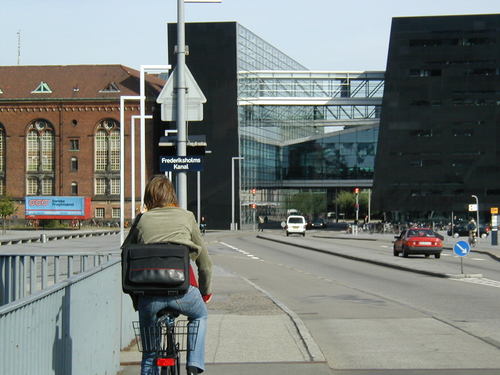 En vélo, on dépasse les autos...